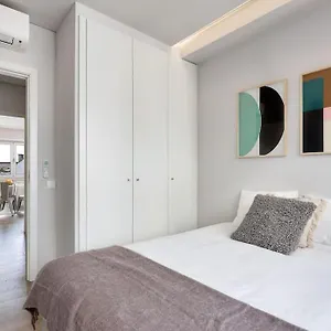 Central With Balcony Apartamento